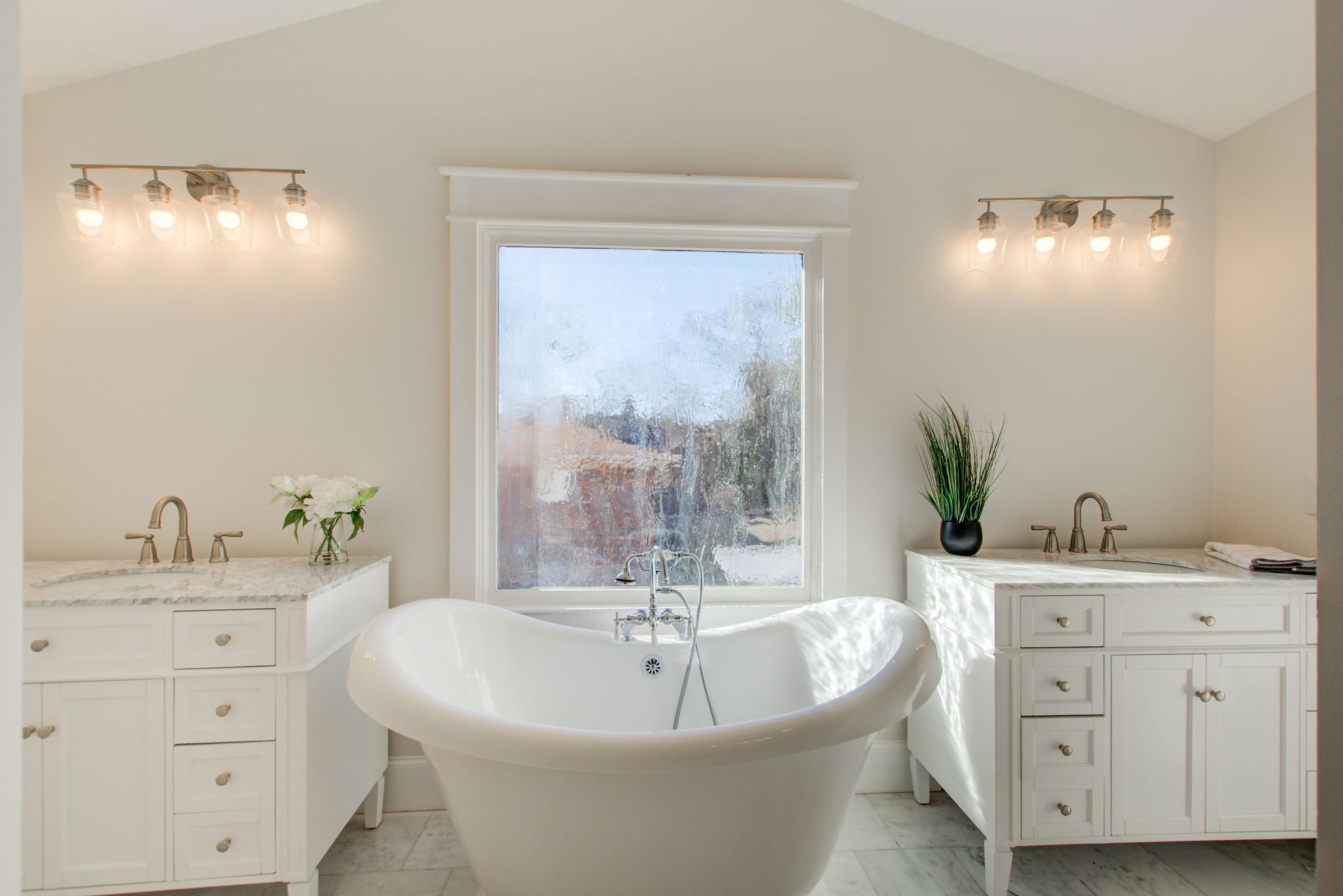 39 Main BR En Suite A Dual Vanity + Tub Detail