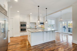 25 Kitchen C w Breakfast Area