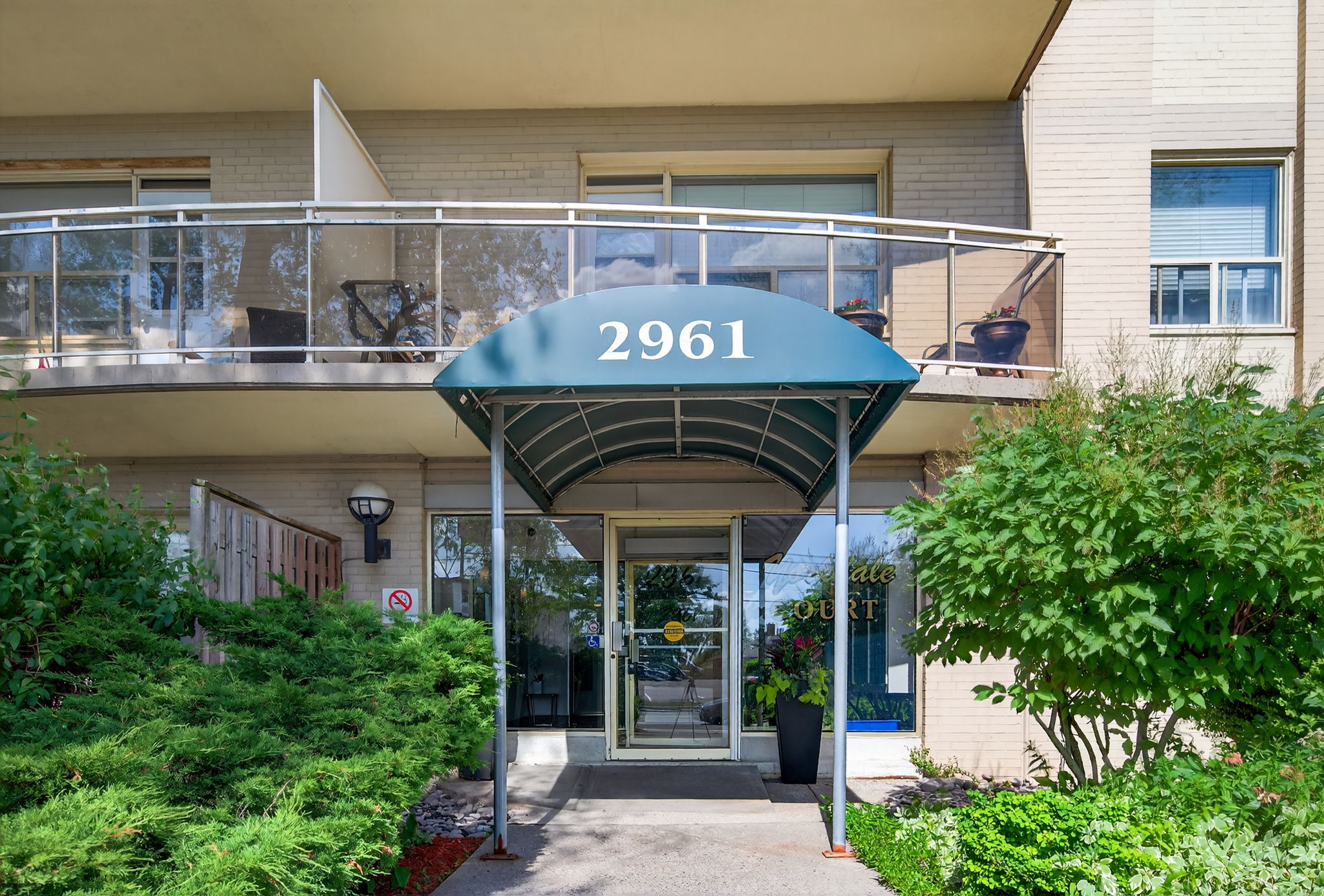2961 Dufferin St Unit 202 Toronto, ON M6B 3T2