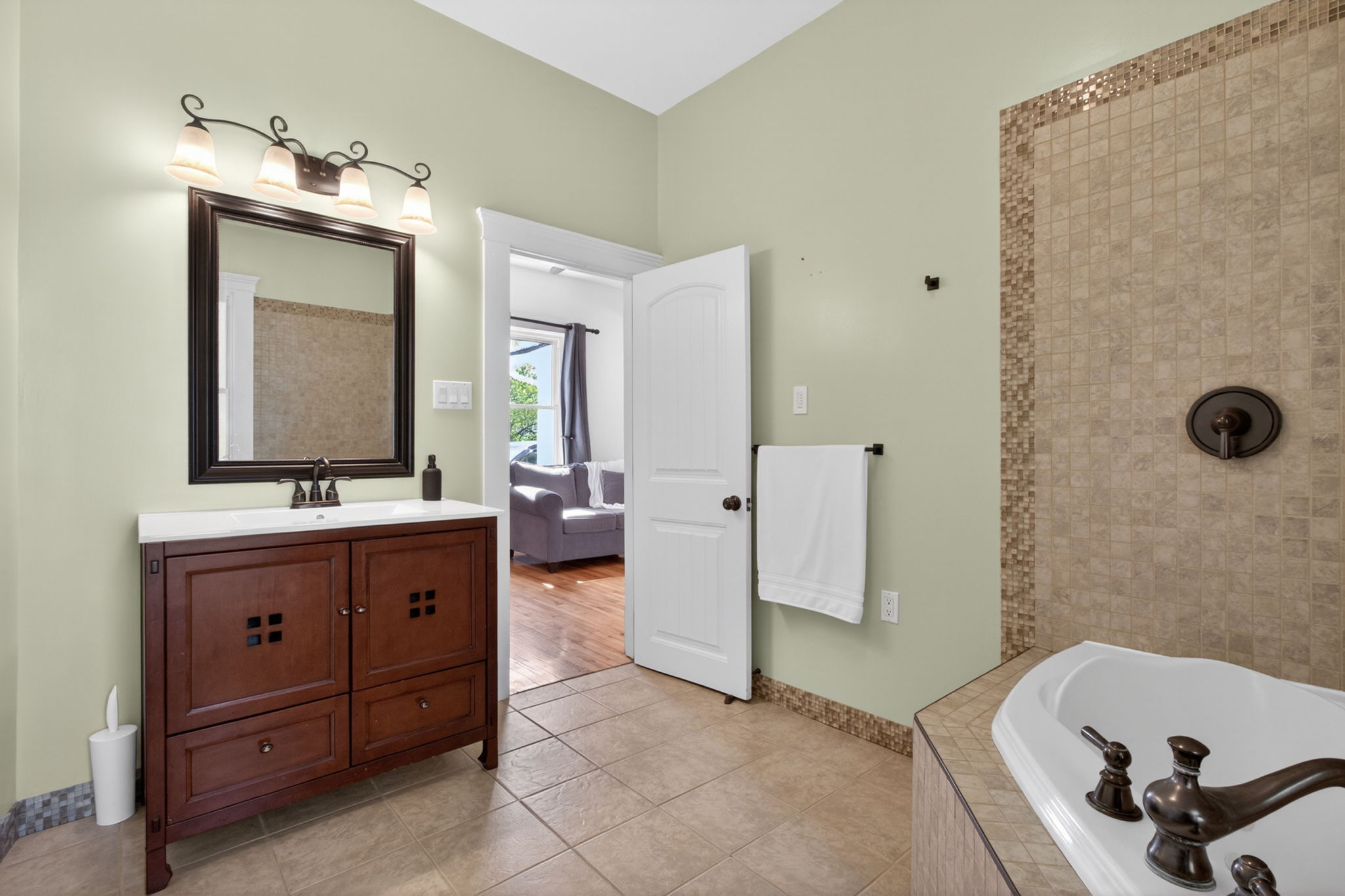  Photo 44