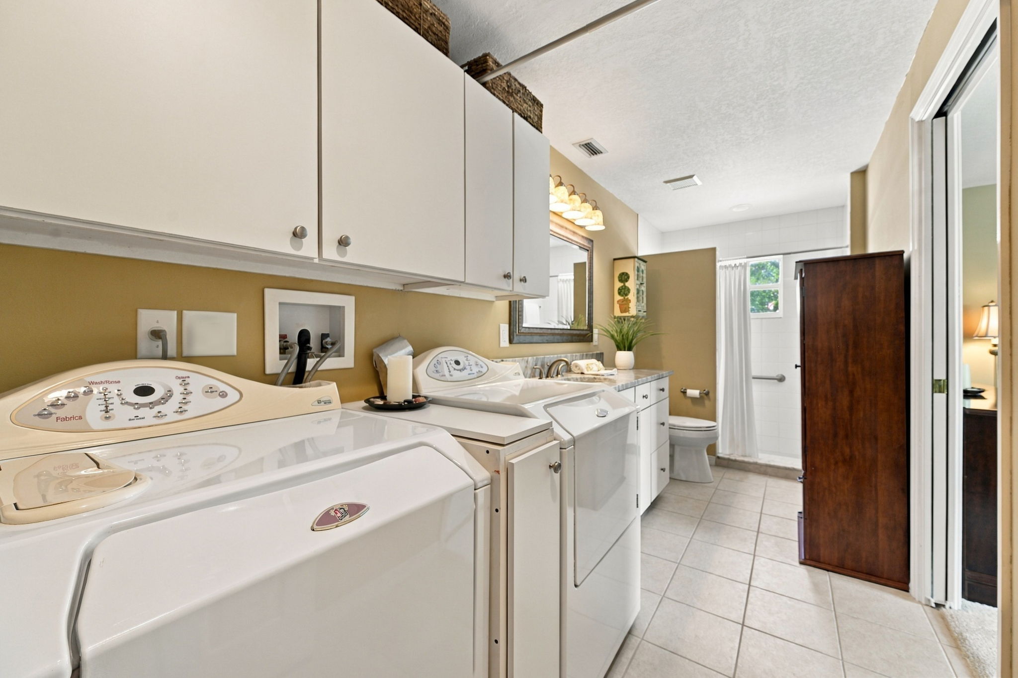 In-law Suite Bathroom-Laundry Room1b