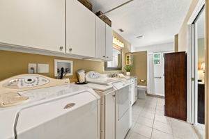 In-law Suite Bathroom-Laundry Room1b