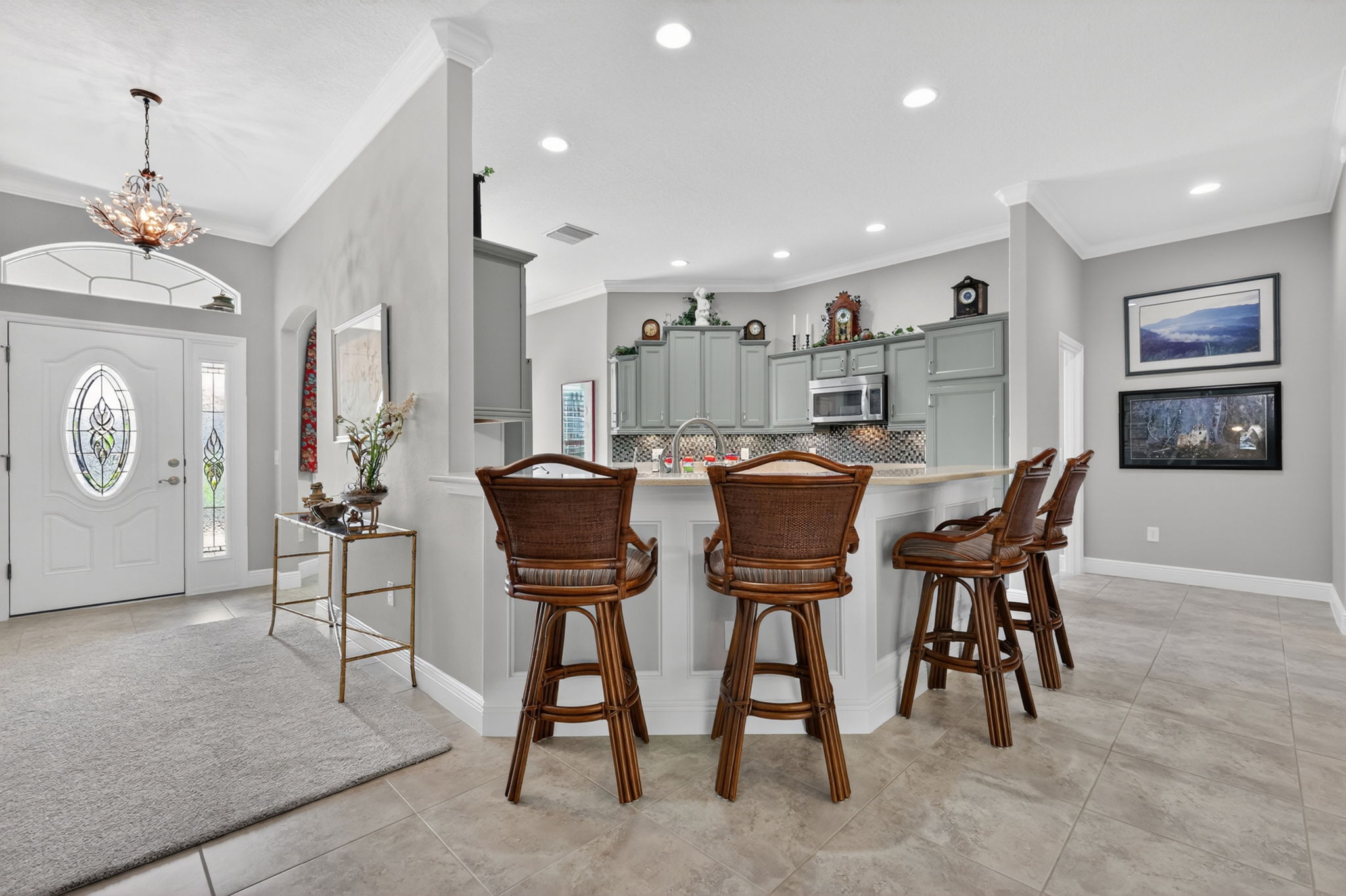 Kitchen Eat-In Breakfast Bar