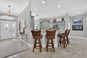 Kitchen Eat-In Breakfast Bar