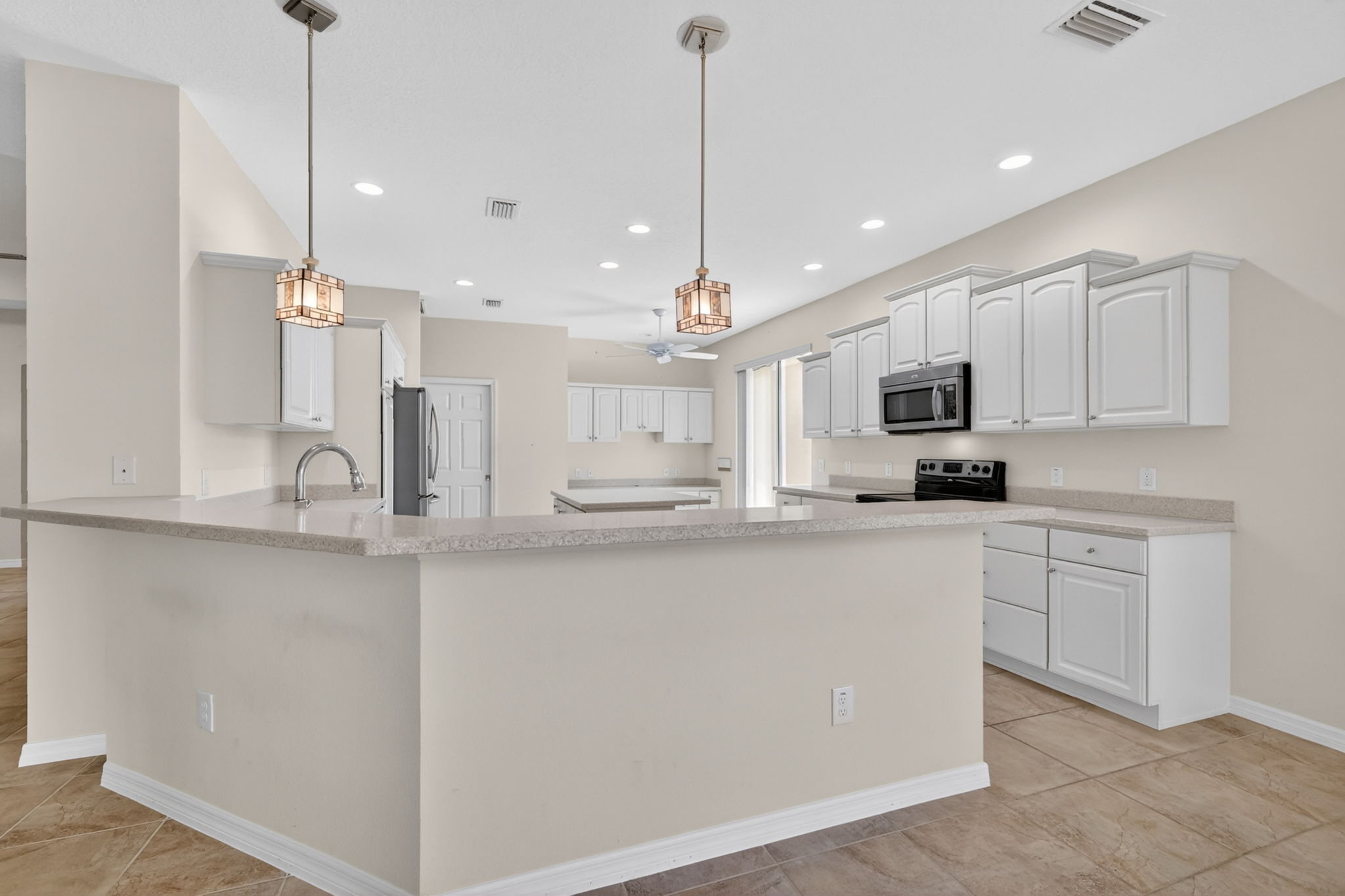 Kitchen with Eat-In Breakfast Bar