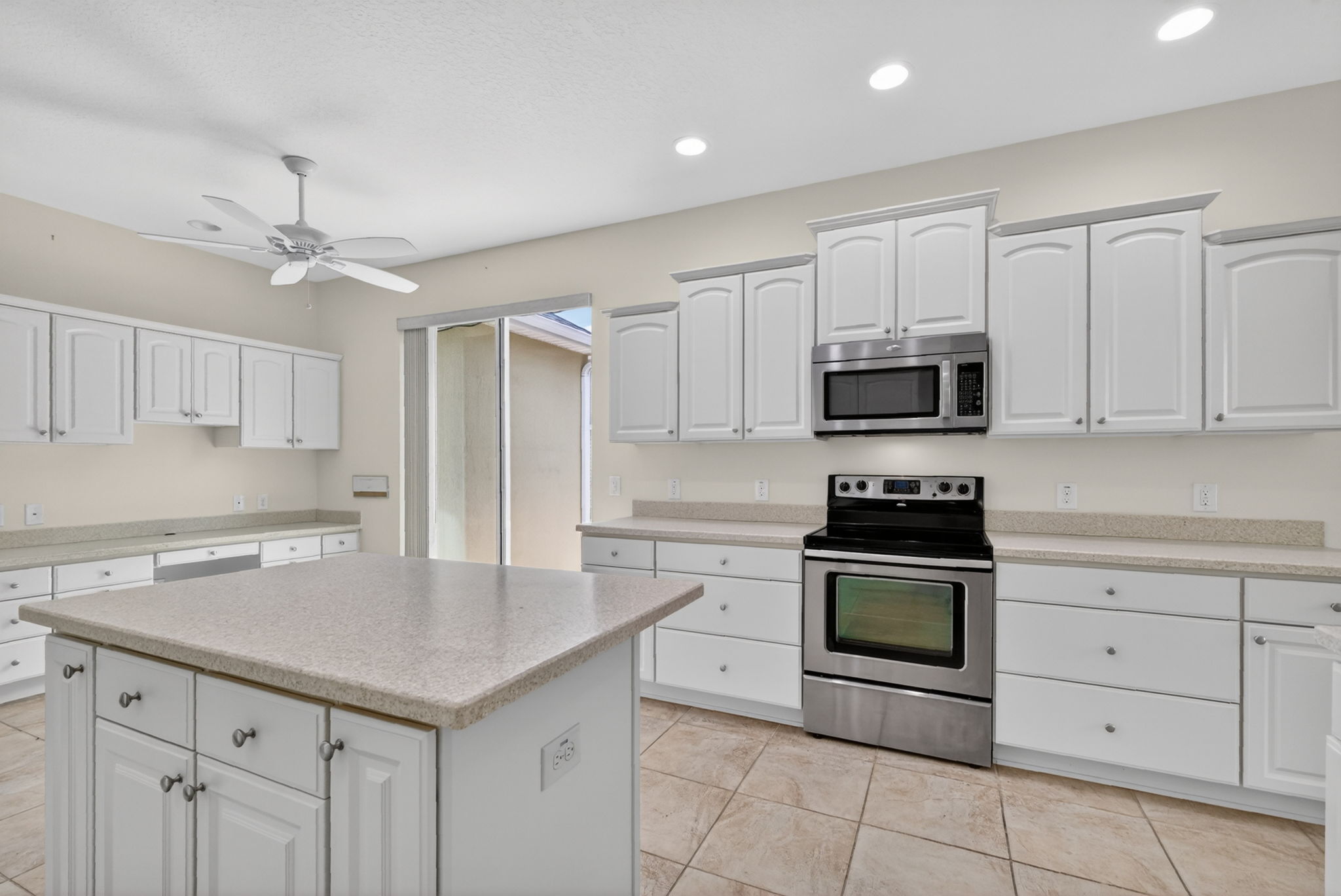 EXPANSIVE Kitchen