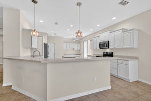 Kitchen with Eat-In Breakfast Bar