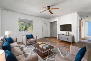 DSC02861 virtually staged.jpeg