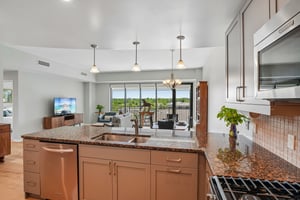 E 17th Ave Pkwy 1003-S1706-025.jpg