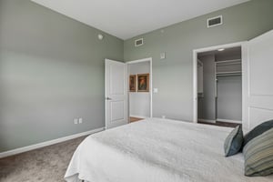 E 17th Ave Pkwy 1003-S1706-032.jpg