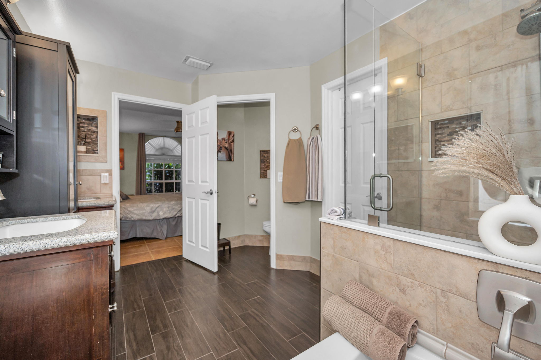 Primary Bathroom1c