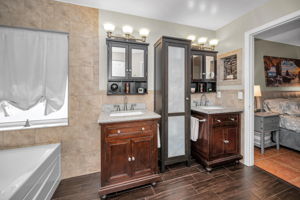 Primary Bathroom1d