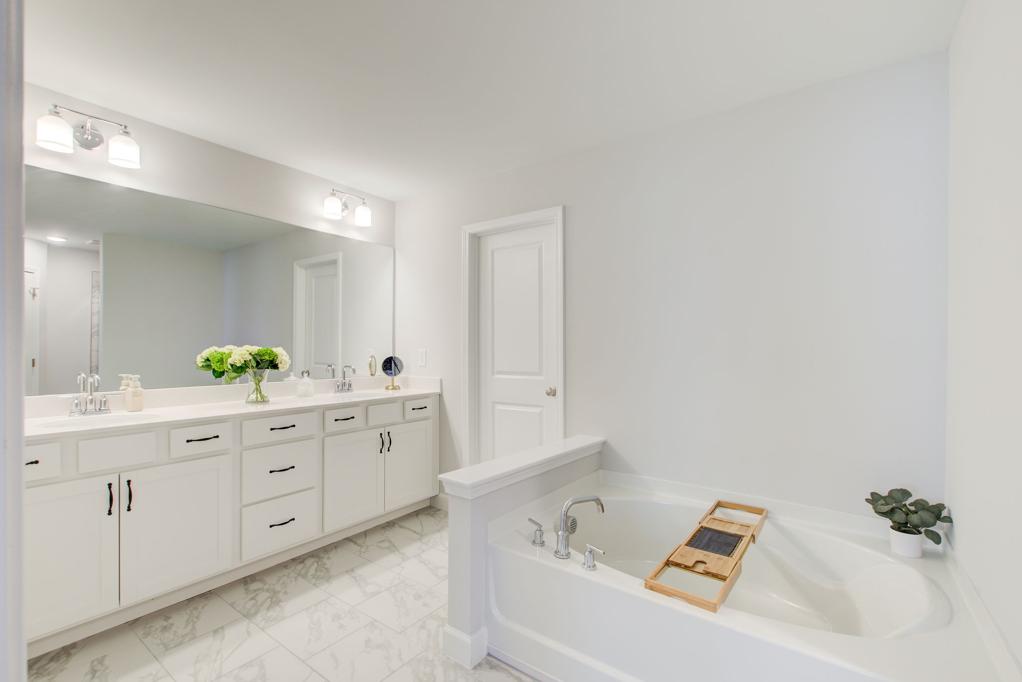 23 Main BR En Suite A Vanity + Tub