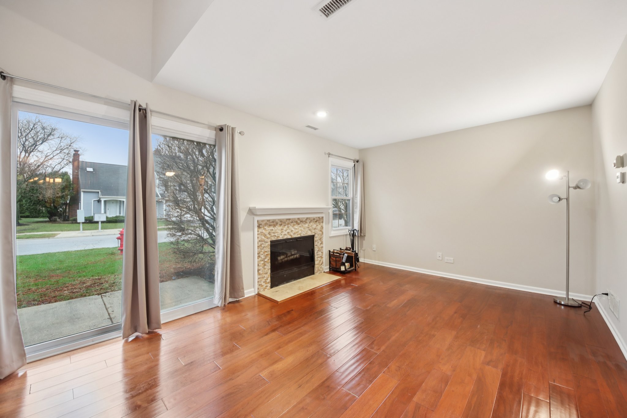 2S739 Grove Ln-S1203-004.jpg