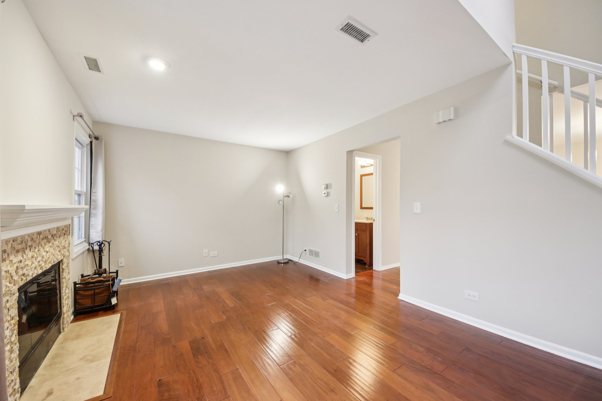 2S739 Grove Ln-S1203-005.jpg