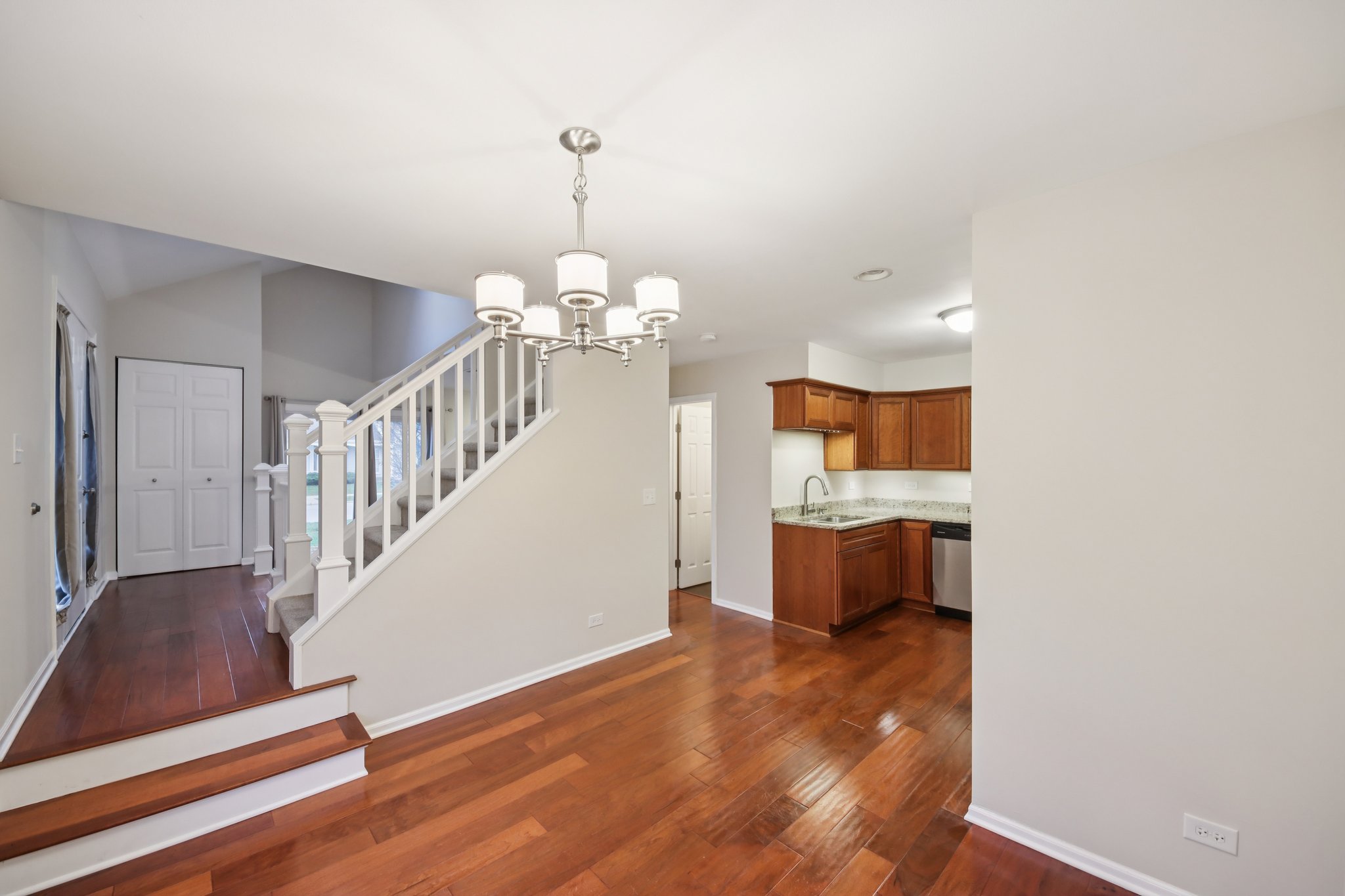 2S739 Grove Ln-S1203-010.jpg