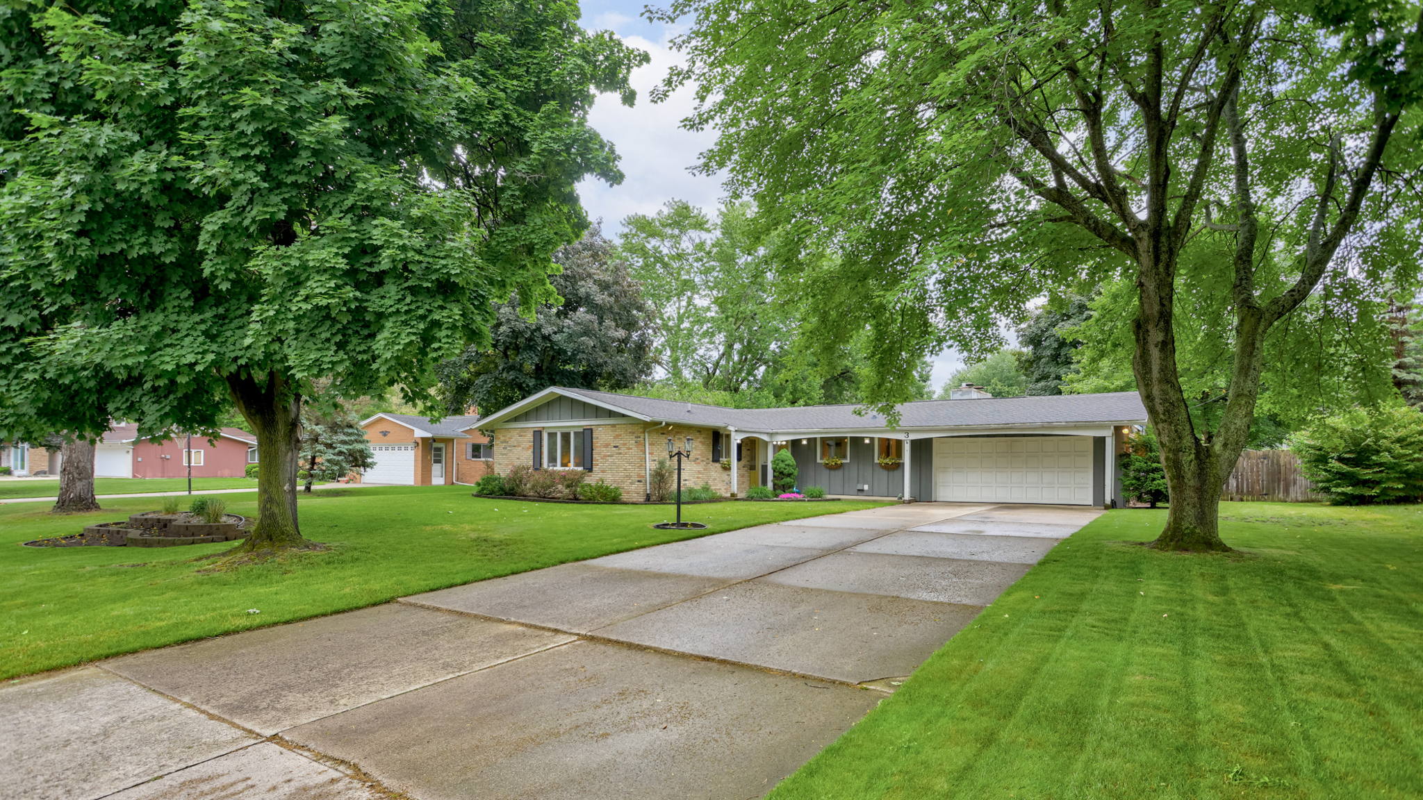 3 Five Oaks Dr, Saginaw, MI 48638 Grand Space Media