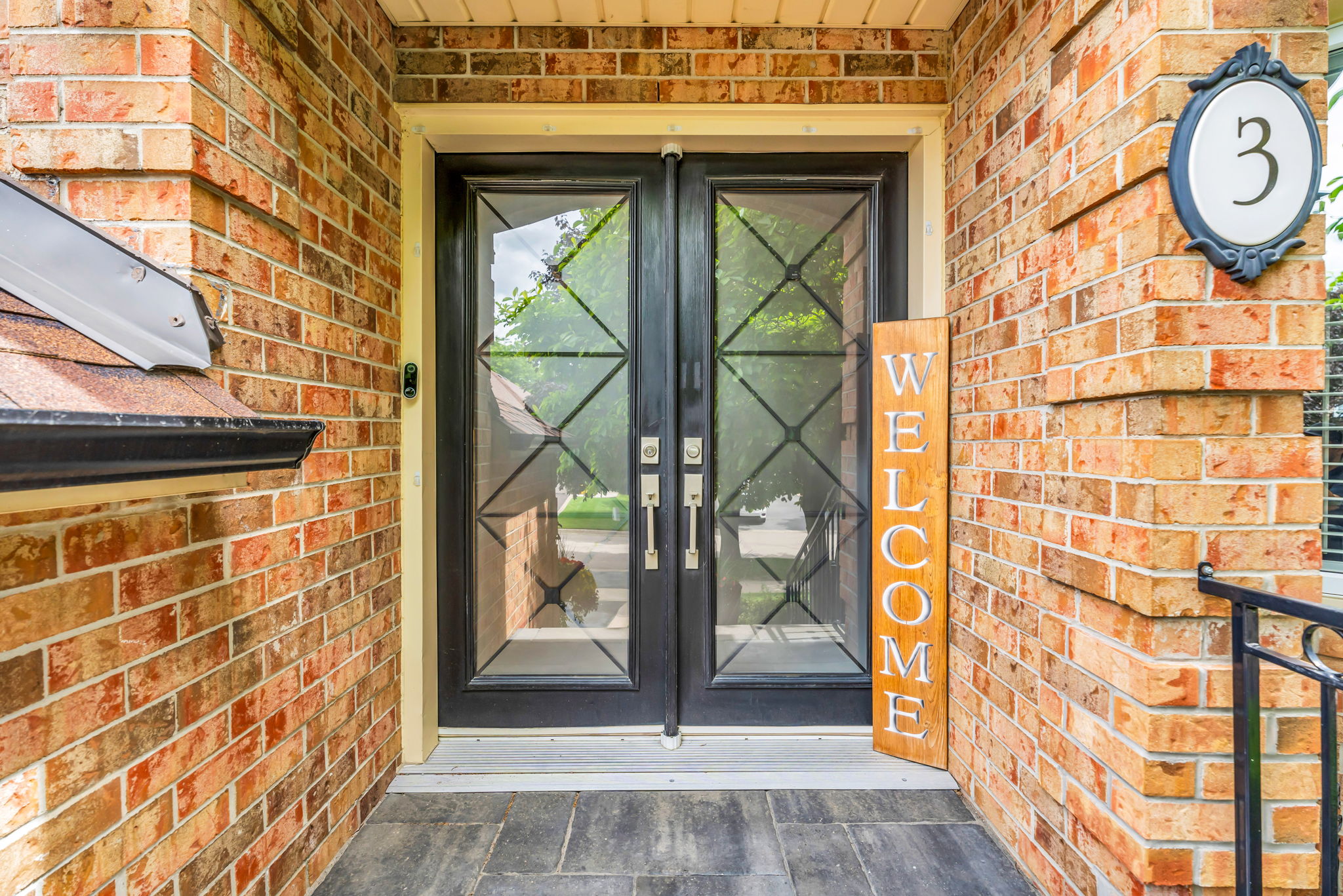Front Porch/Entrance
