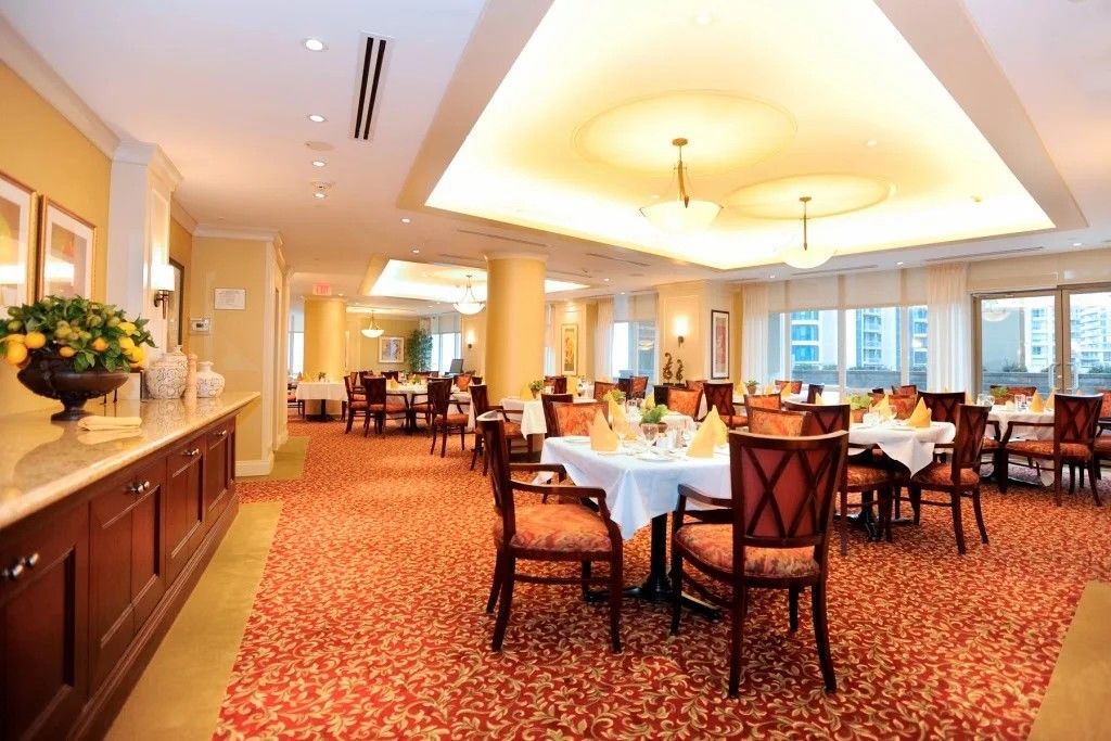 Restaurant Style Dining Room/Bar