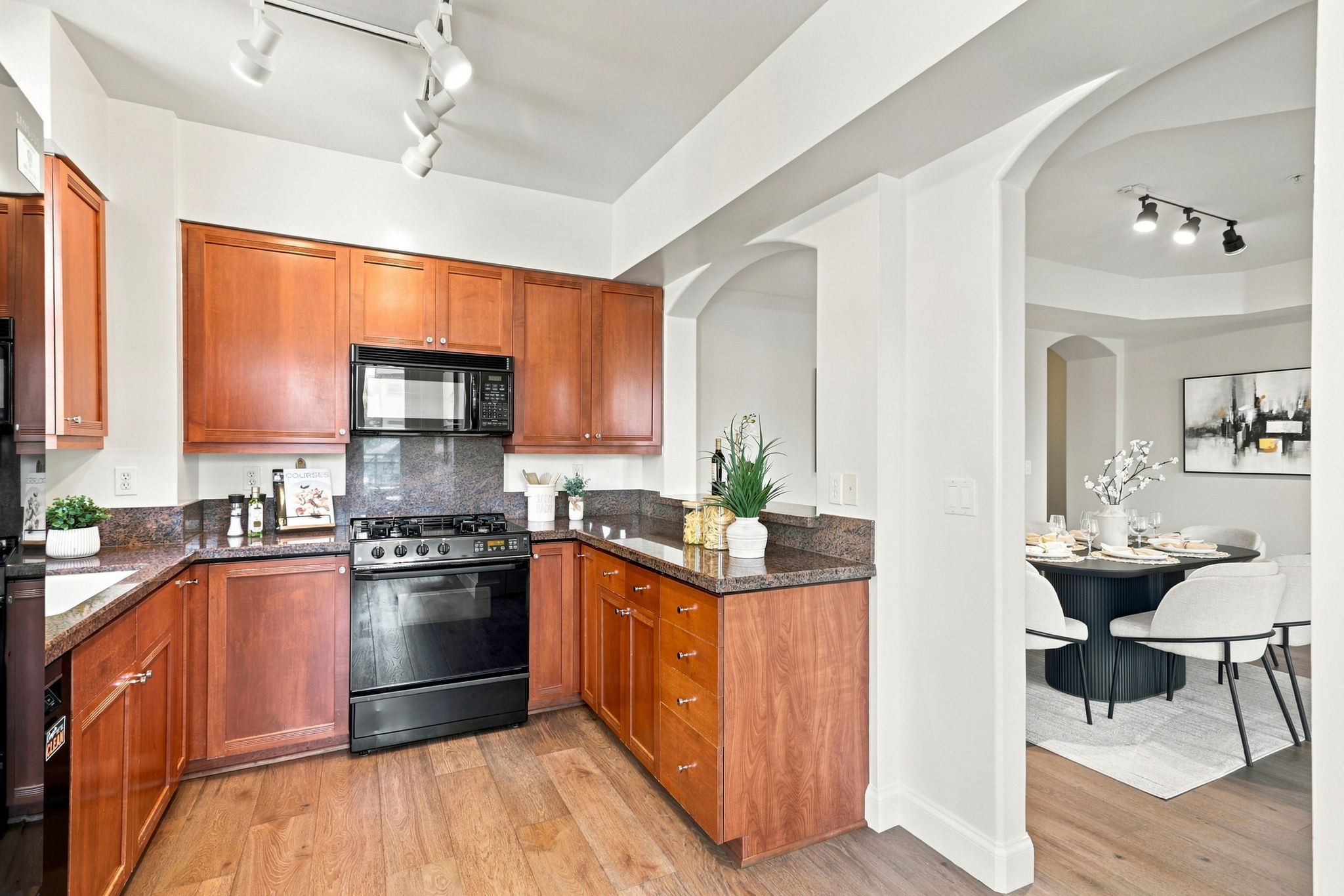 010_F8_30 E Julian St 203