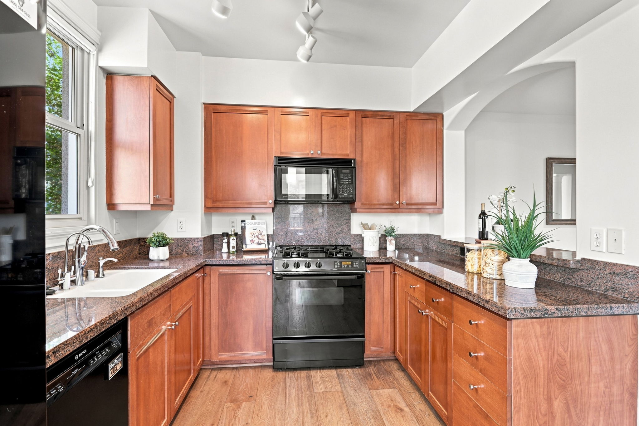 011_F8_30 E Julian St 203