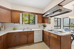 015_F8_30 Elmhurst Dr