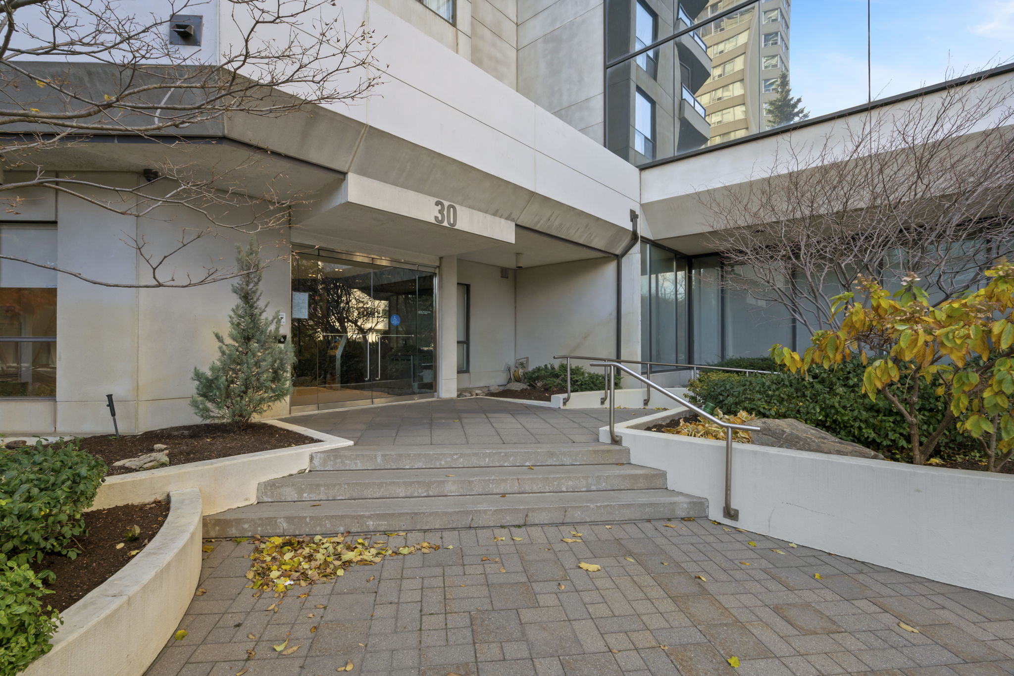 30 Holly St Unit 1002 Toronto, ON M4S 3C2