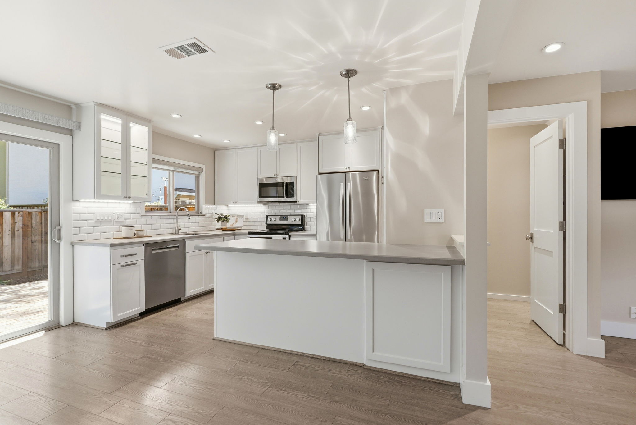 011_F8_30 Miramonte Dr