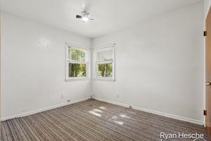  Photo 32