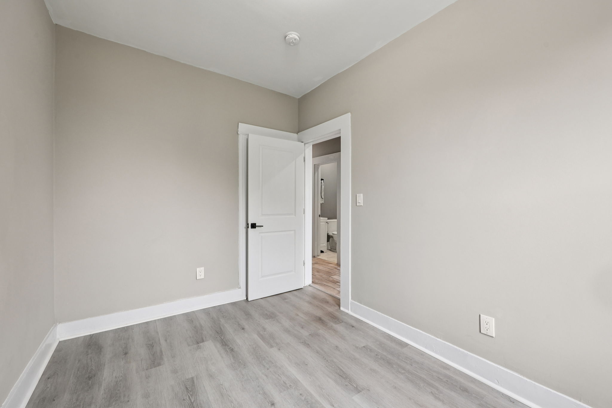 Sheffield St-L2709-044
