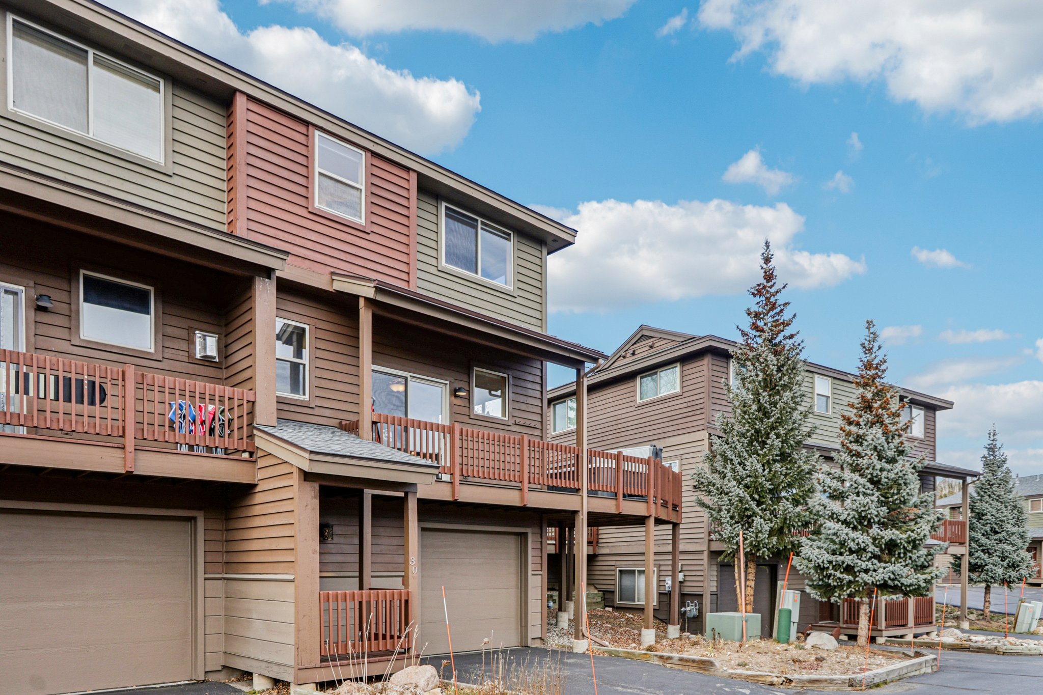 Twenty Grand Ct-S1311-002.jpg