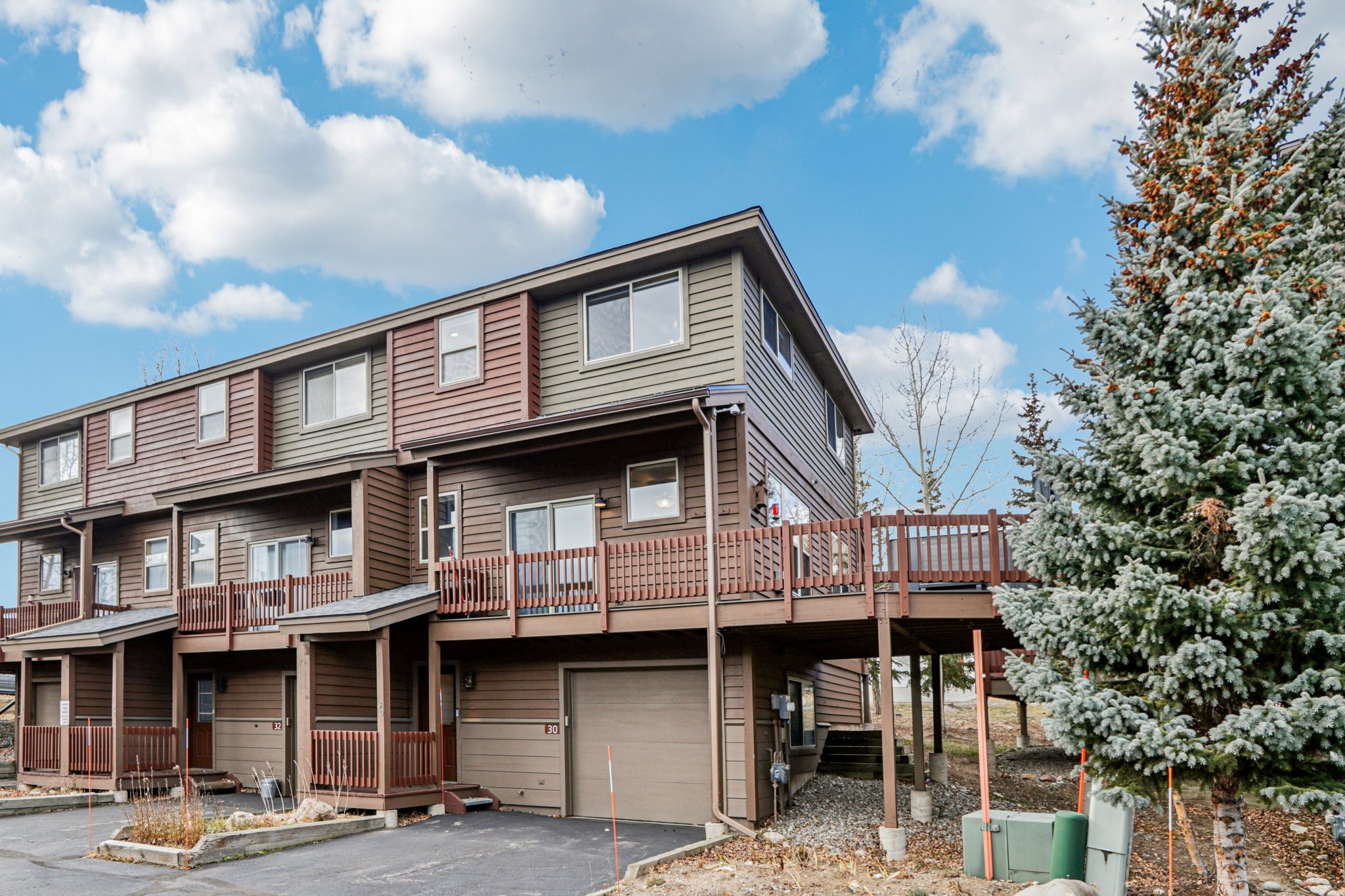 Twenty Grand Ct-S1311-003.jpg