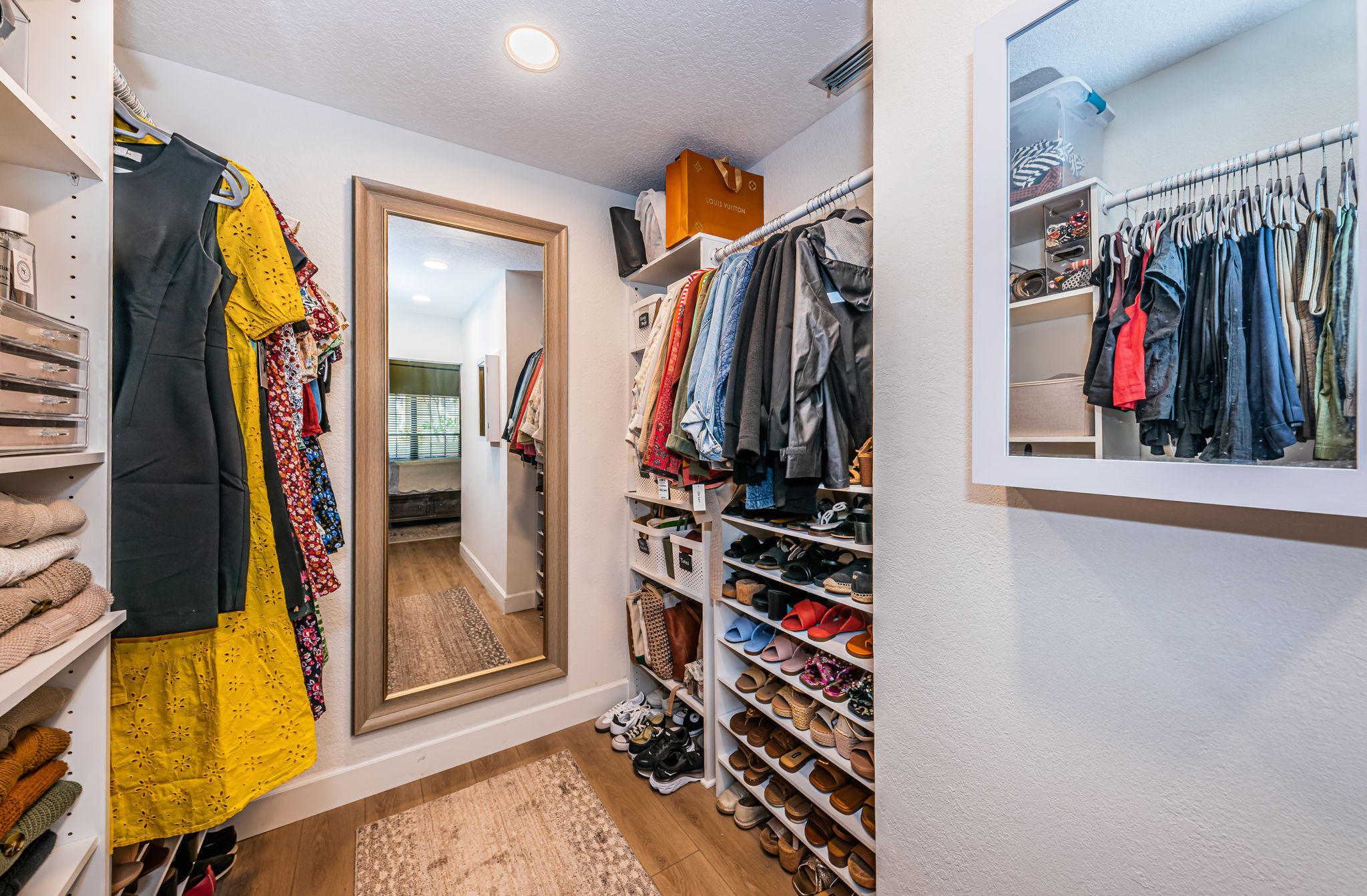 Master Bedroom Walk-in Closet1b
