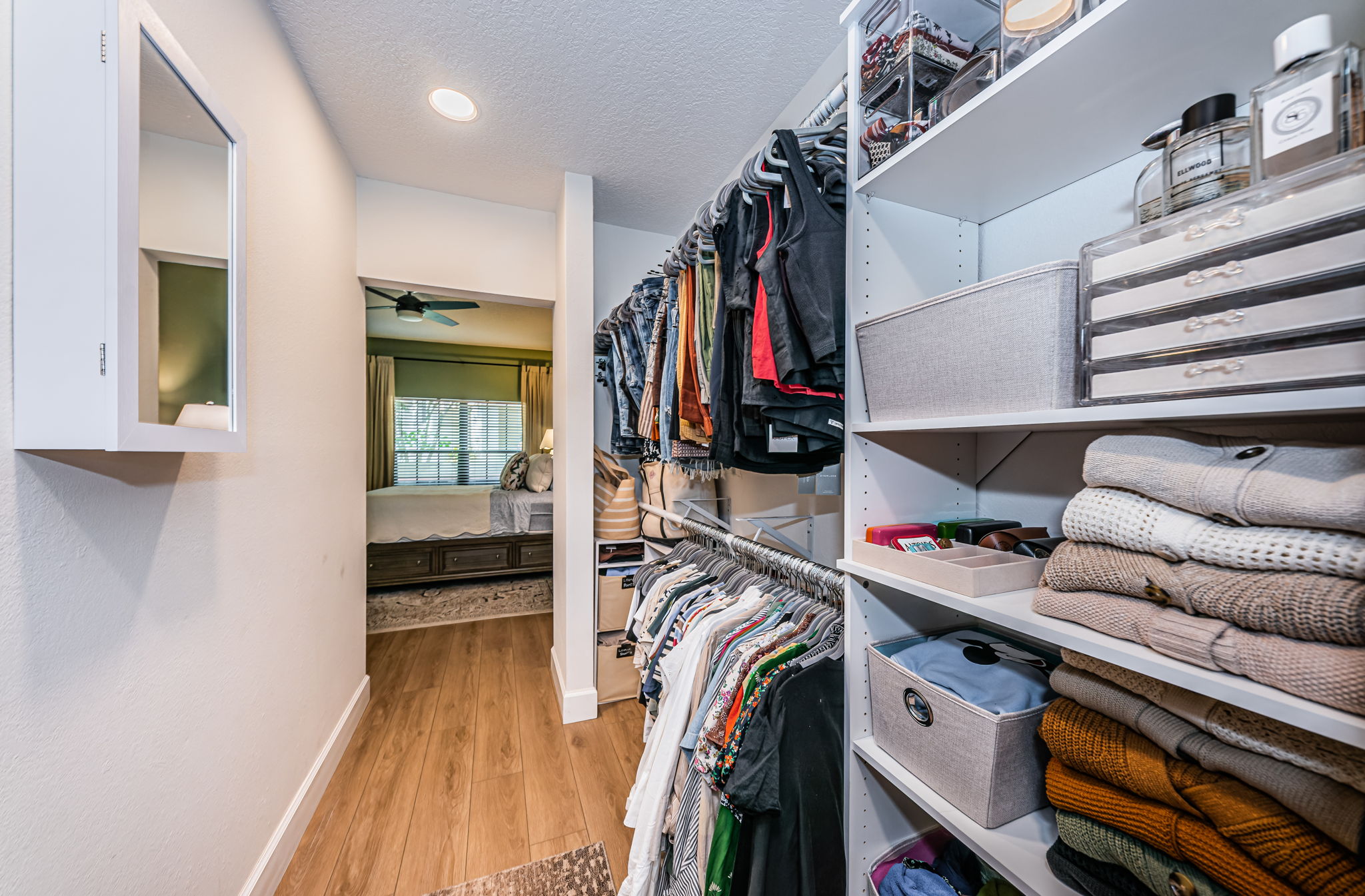 Master Bedroom Walk-in Closet1c