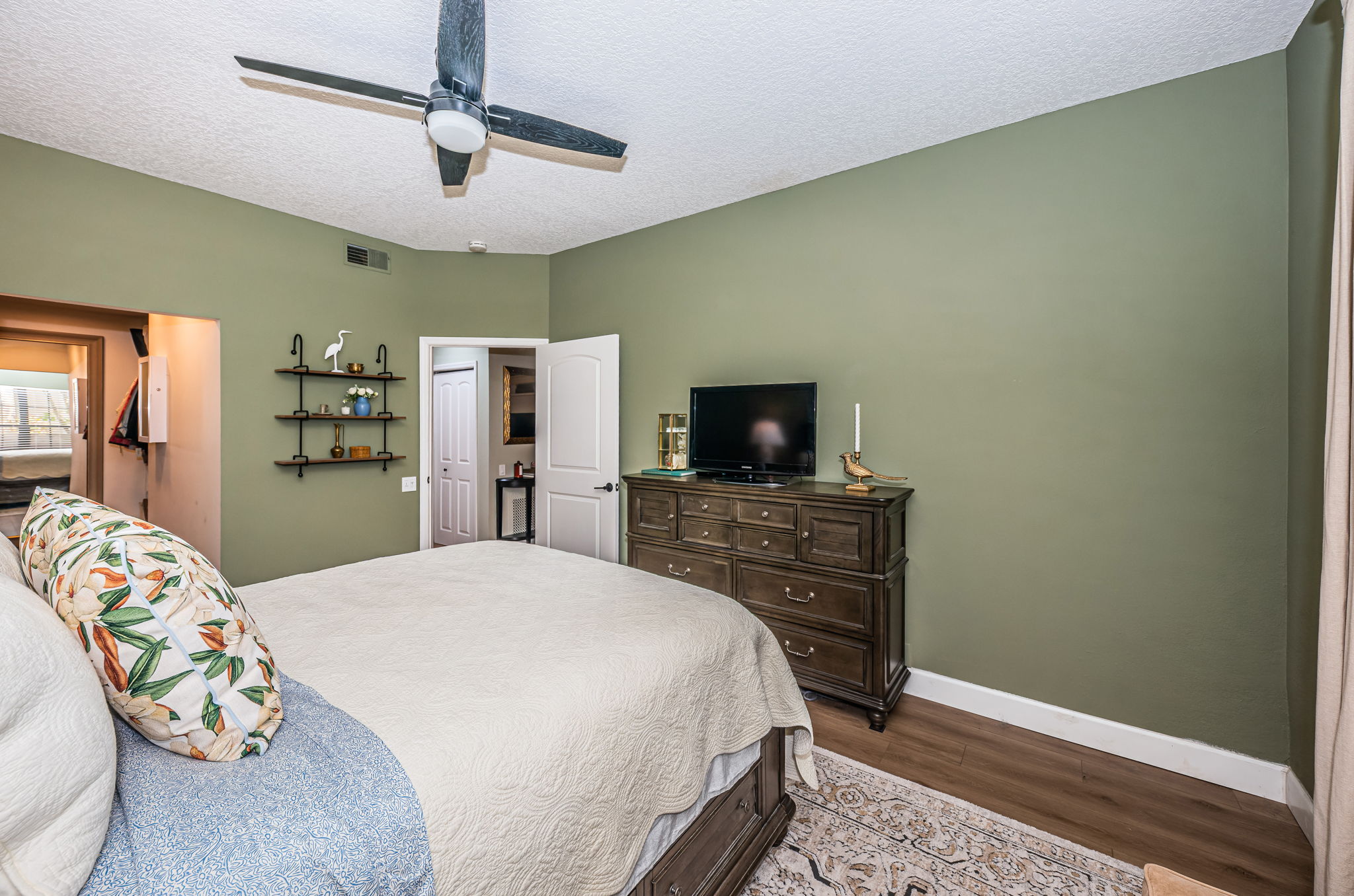 Master Bedroom1c