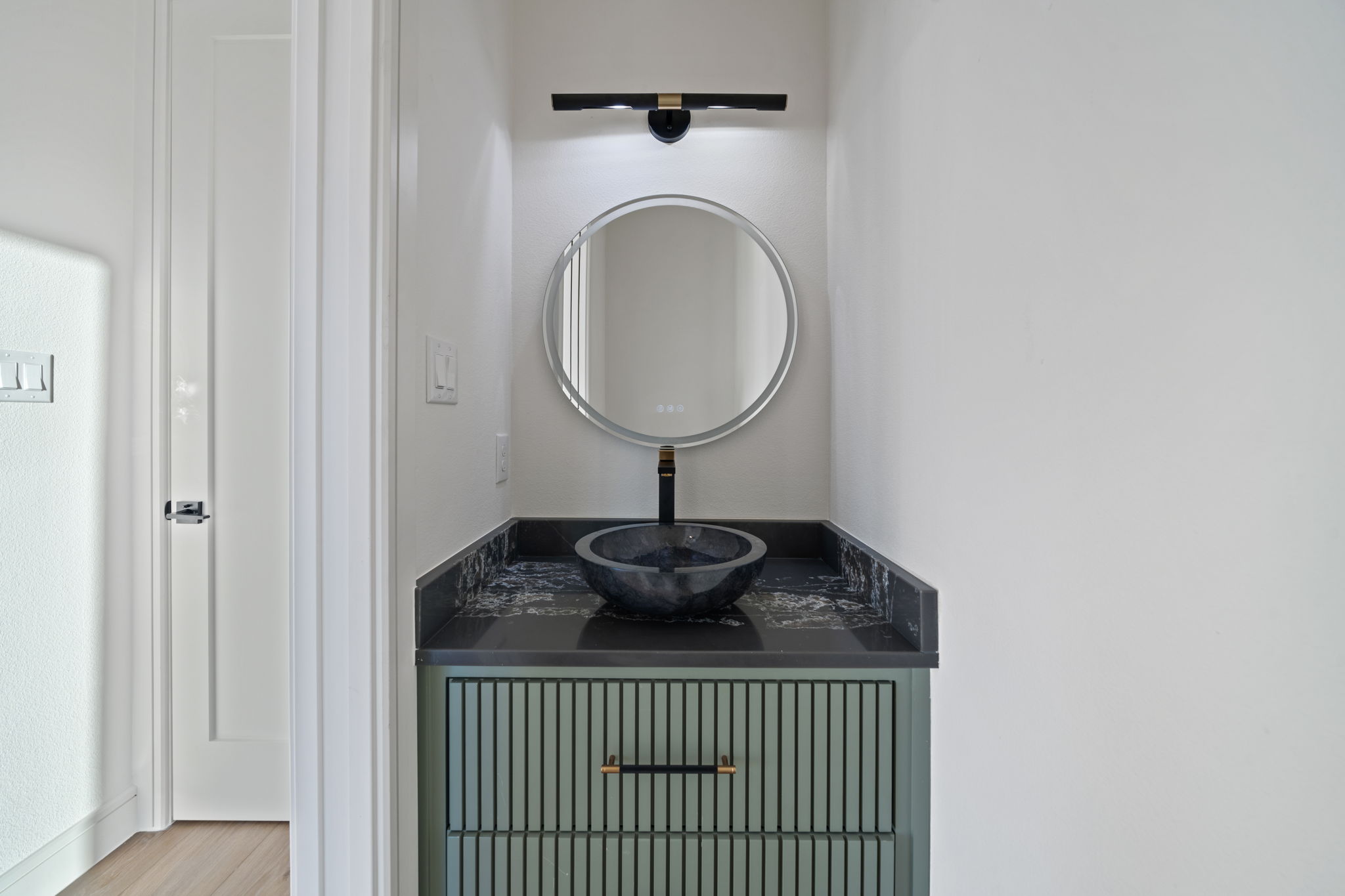 300 Ryker Ln - Image 39