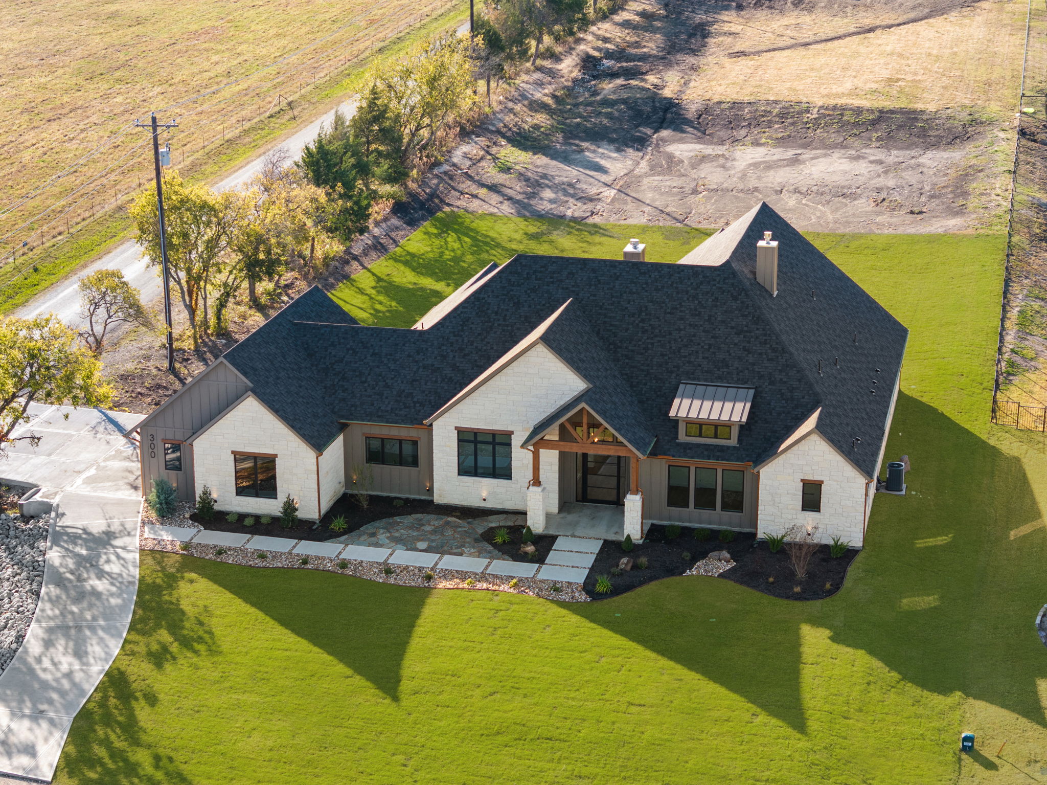 300 Ryker Ln - Image 2