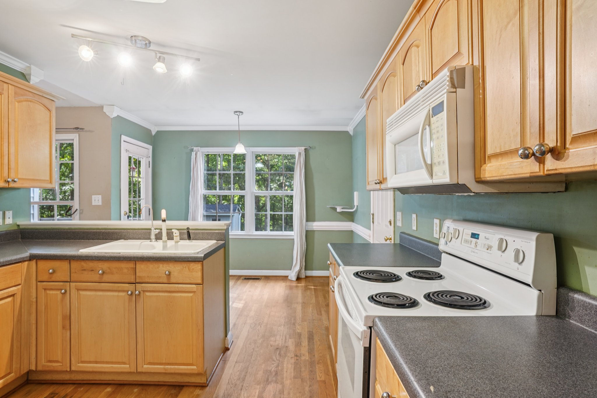 Beville Forest Dr-S2608-014.jpg