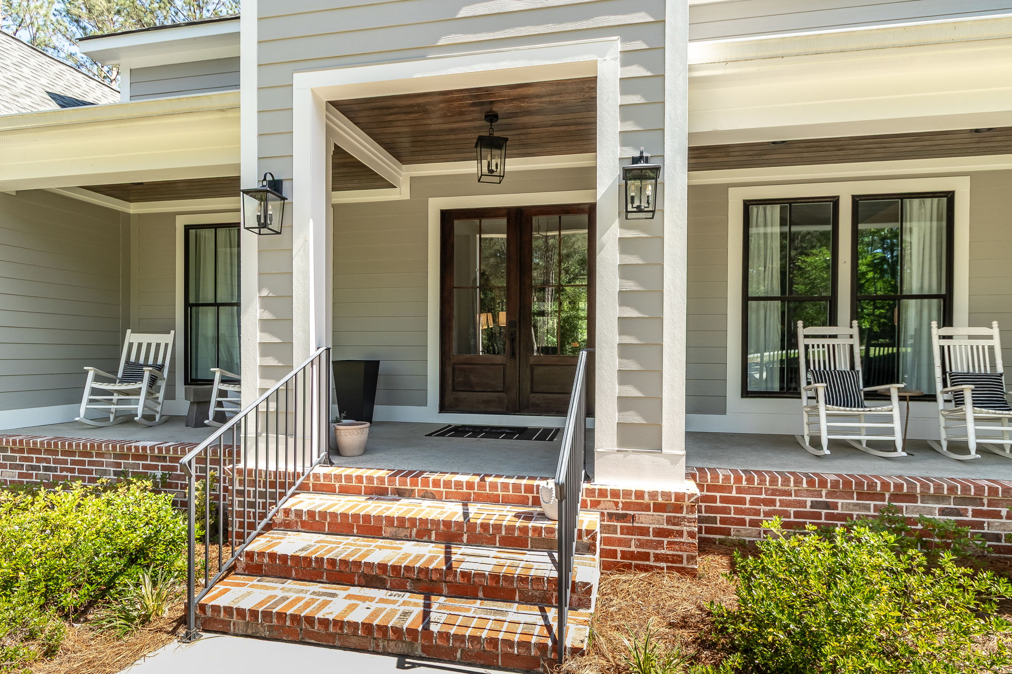 Front Porch/Entrance
