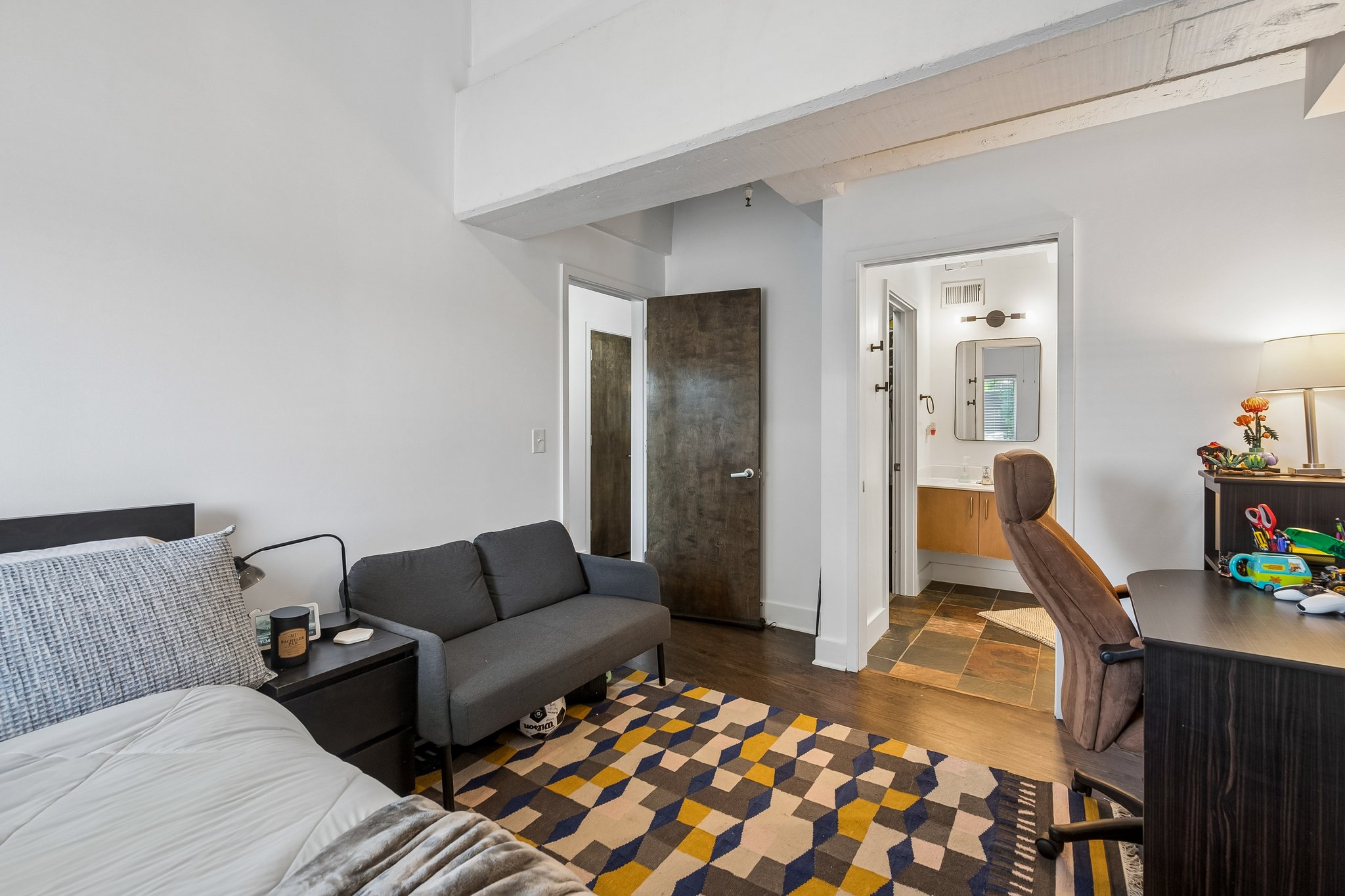 3001 Gillham Rd 206 - 017.jpg
