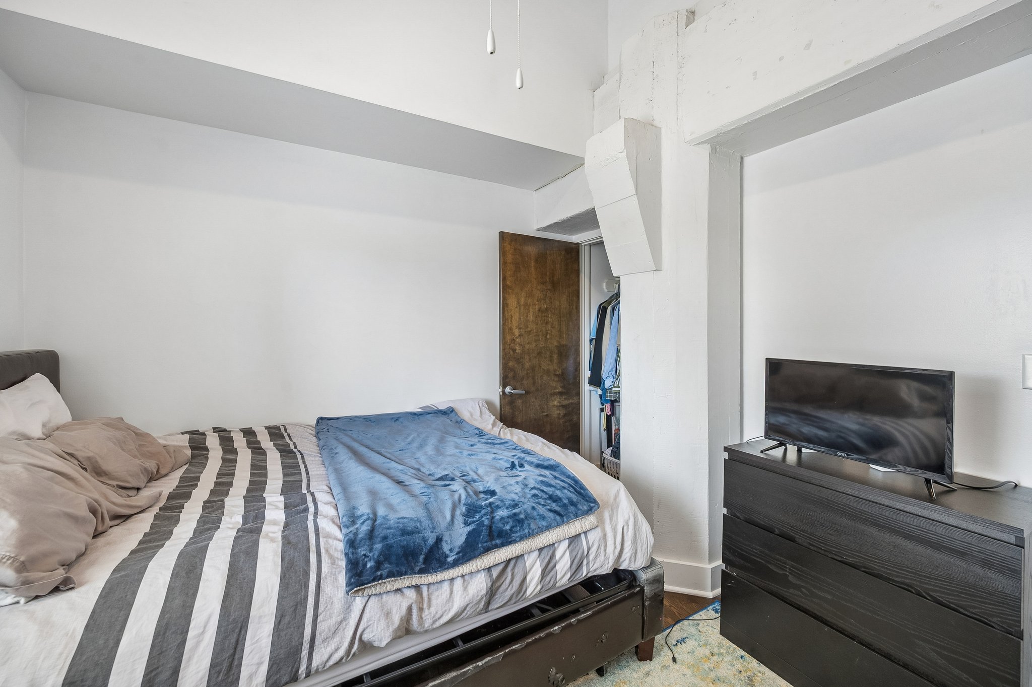 3001 Gillham Rd 206 - 021.jpg