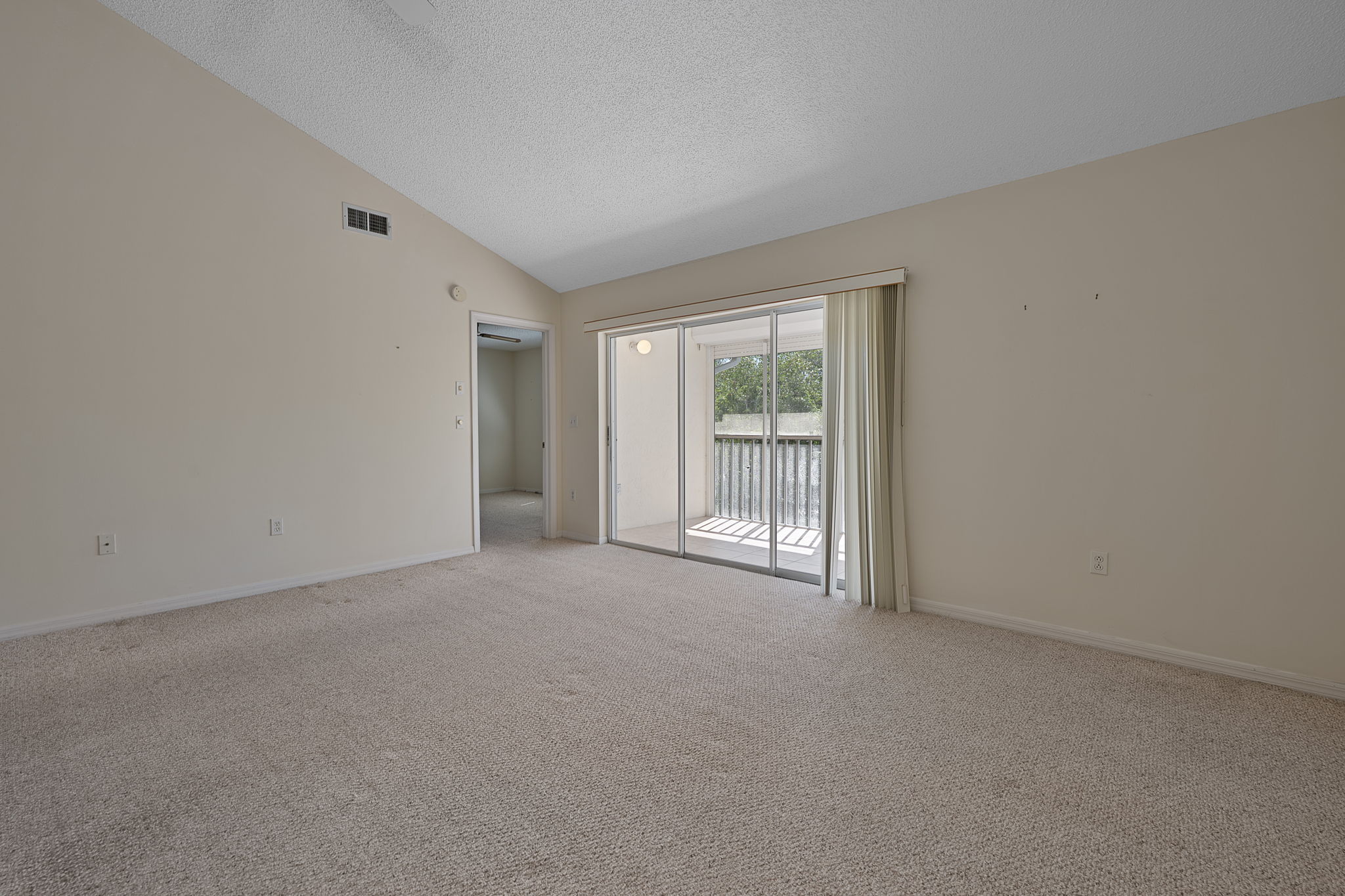 Big, Wide Great Room with Vaulted Ceilings, Extra Storage