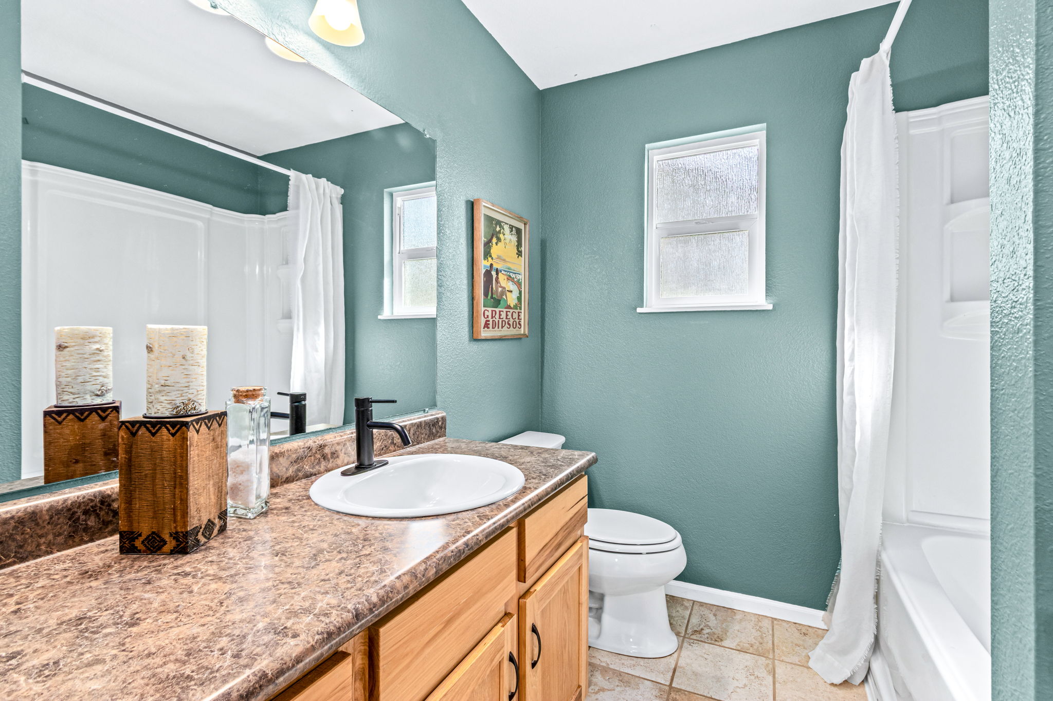 Full bathroom located outside bedroom 2 and 3
