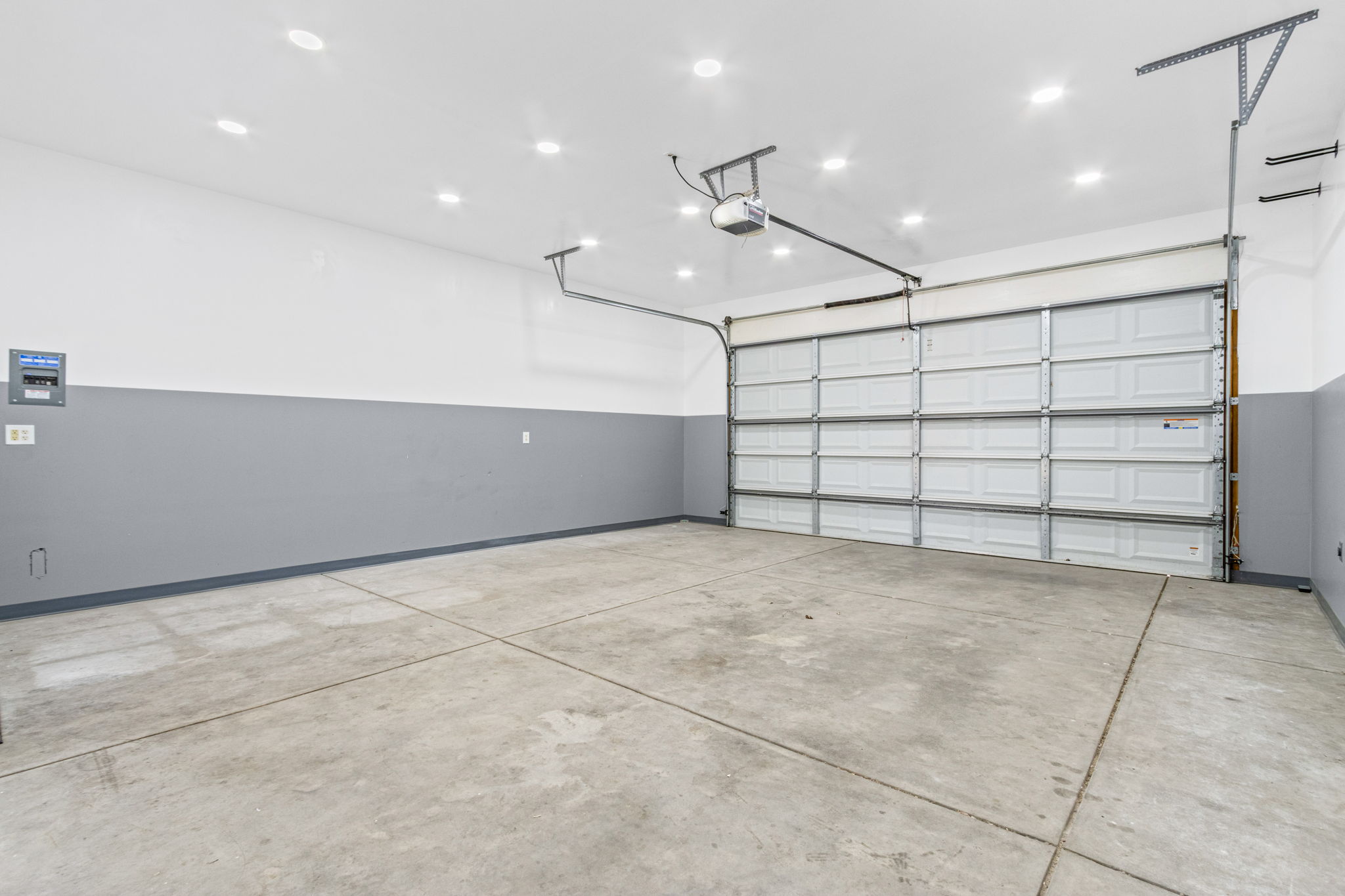 Fully drywalled and insulated, great lighting, and plenty of electrical outlets.