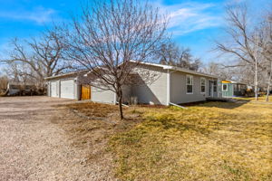 The neighborhood is quiet, friendly, and everyone looks out for one another. Lions Open Space is a 5 minute bike ride away that provides access to the Poudre River and Trail. Me Oh My Pie bakery and coffe shop is a 10 minute walk.