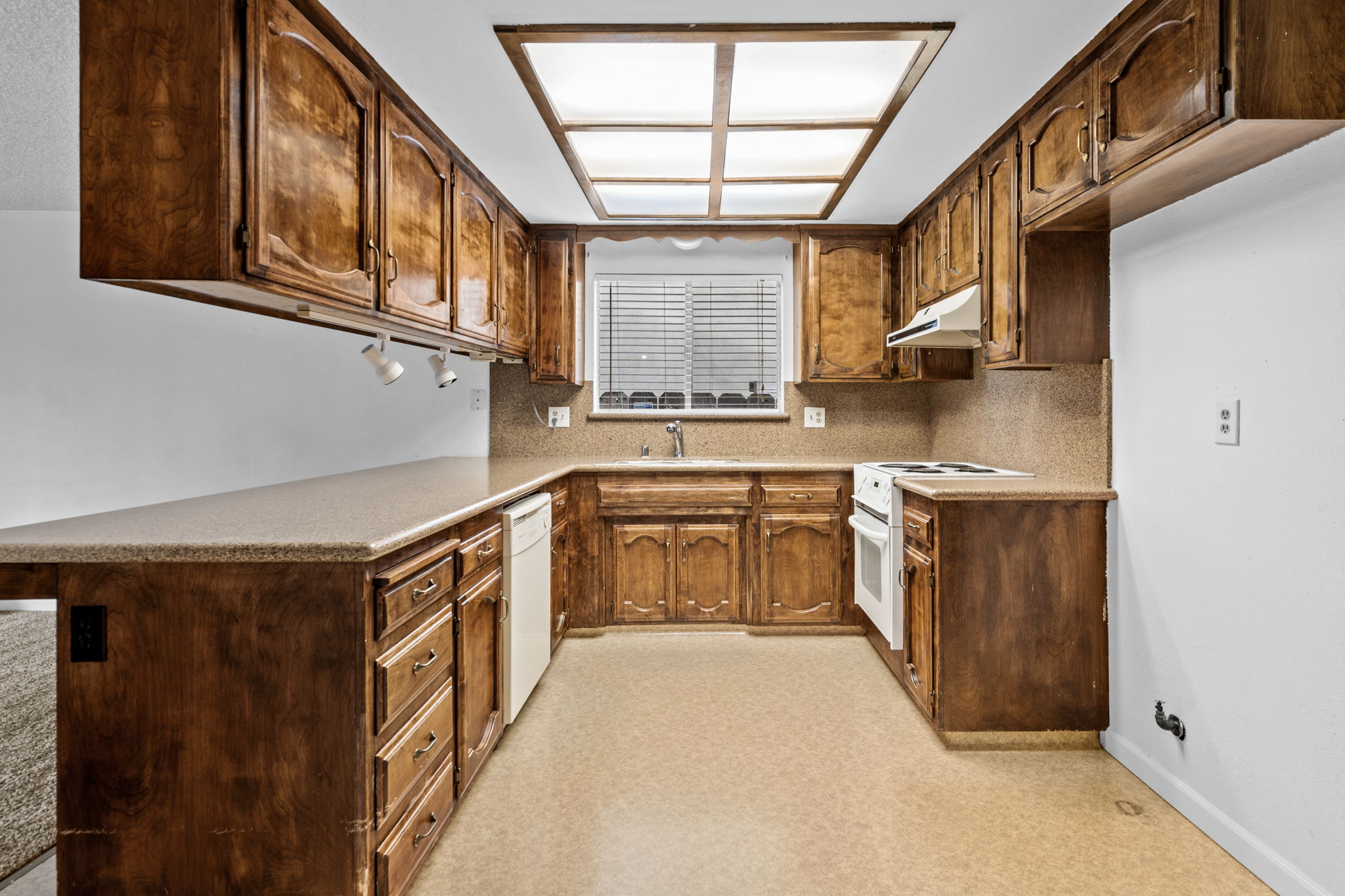 3009 Rose Ave, Ceres, CA 95307 KRobb Designs