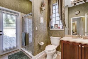 Bathroom 2/Pool bath
