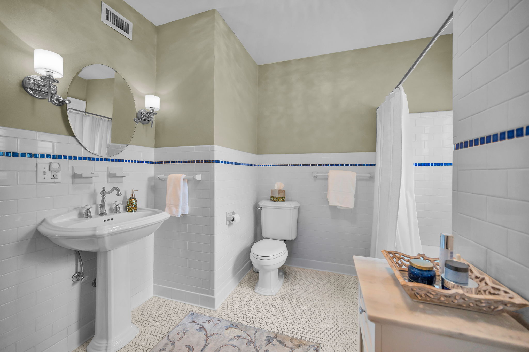Upper Level Primary Bathroom1a