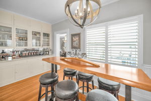 Kitchen Eat-in Area4