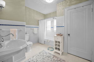 Upper Level Primary Bathroom1c